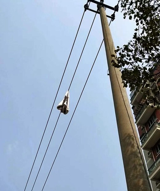 衣服被褥飄到電線上